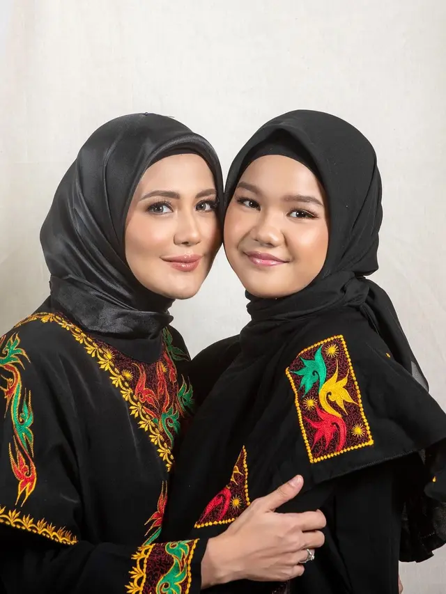 Tampil Akrab, Ini 7 Potret Juliana Moechtar Bersama Putri Sambungnya