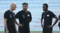 Asisten pelatih Singapura U-22, Noh Alam Shah (tengah), bersama staf kepelatihan Singapura saat memimpin latihan timnya di Stadion Rizal Memorial, Manila, Rabu (27/11/2019). (Bola.com/Muhammad Iqbal Ichsan)