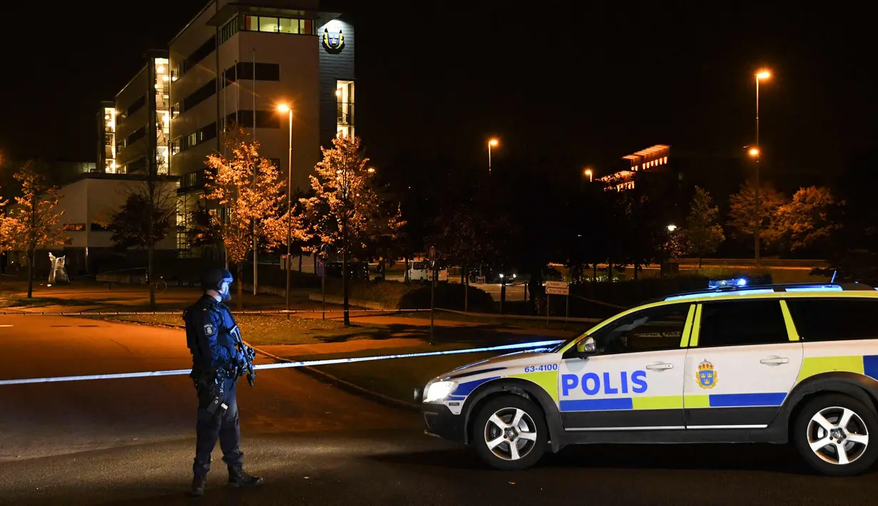 Petugas berjaga di areal kantor polisi yang meledak di Helsingborg, Swedia (18/10). Menurut kepolisian setempat, ledakan tersebut belum diketahui penyebabnya. (AFP Photo/TT News Agency /Johan Nilsson/Sweden Out)