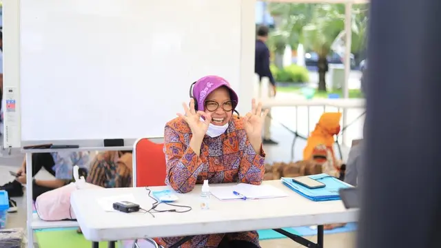Momen Tri Rismaharini Beri Kelas Daring