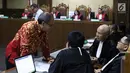 Terdakwa dugaan korupsi E-KTP, Made Oka Masagung dan Irvanto Hendra Pambudi Cahyo saat menjalani sidang tuntutan di Pengadilan Tipikor, Jakarta, Selasa (6/11). Keduanya dituntut 12 tahun penjara oleh JPU KPK. (Liputan6.com/Helmi Fithriansyah)