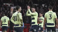 Para pemain Manchester City bereaksi terhadap para penggemar setelah bertanding melawan Nottingham Forest pada pertandingan lanjutan Liga Premier Inggris di  Stadion City Ground, Nottingham, Inggris, Sabtu (18/2/2023). Man City bermain imbang atas Nottingham Forest dengan skor 1-1. (AP Photo/Rui Vieira)