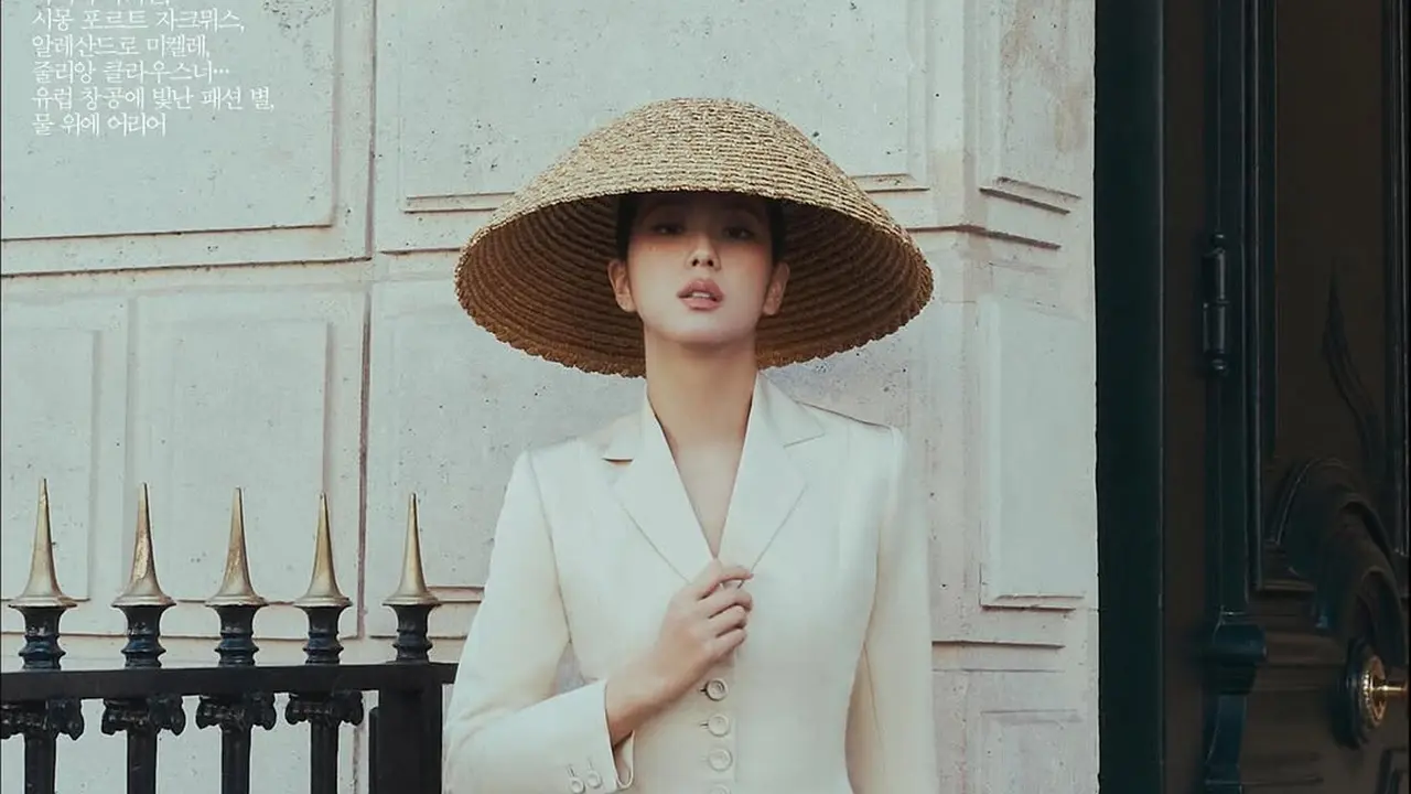 Pesona Jisoo BLACKPINK Tetap Elegan Pakai ‘Topi Caping’ ala Petani di Sampul Vogue Korea