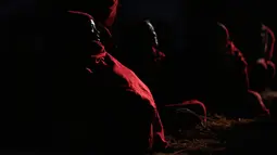 Sejumlah wanita Hindu mandi suci dI sungai Bagmati pada festival keagamaan Madhav Narayan, Nepal, Selasa (16/1). Selama upacara, bagi perempuan yang belum menikah, mereka berdoa agar segera mendapat pasangan. (AP Photo/Niranjan Shrestha)