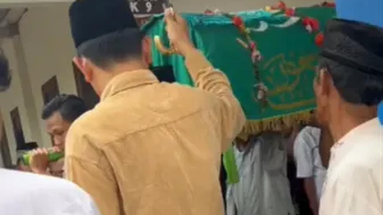 "Sayangkuu, Cinta pertamaku terimakasih untuk semua hari2 yang telah dilewati bersama, Ayah meninggalkan Atu tepat dihari Atu wisuda, hari yang dimana Atu nanti2 kan untuk Ayah hadirr mendampingi," ujar Pitri. <br>