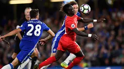 Penyerang Liverpool, Sadio Mane berusaha mengontrol bola dari kejaran dua bek Chelsea pada lanjutan Liga Inggris di Stadion Stamford Bridge, London, (17/9). Liverpool menang atas Chelsea dengan skor 2-1. (Reuters/Dylan Martinez)