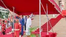 Presiden Jokowi dan Presiden Sri Lanka Maithripala Sirisena mengikuti upacara penyambutan di Presidential Secretariat, Colombo, Sri Lanka, Rabu (24/1). Kedua presiden juga menyaksikan penandatanganan tiga kerja sama. (Liputan6.com/Pool/Biro Pers Setpres)