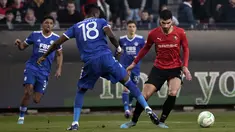Penyerang Rennes Martin Terrier berebut bola dengan bek Leicester City Daniel Amartey pada leg kedua babak 16 besar Europa Conference League di Roazhon Park , Jumat (18/3/2022) dini hari WIB. Meski kalah dengan skor tipis 1-2, Leicester City tetap lolos ke perempat final. (AP Photo/Jeremias Gonzalez
