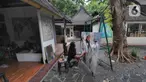 Seniman menyelesaikan karya lukisnya di Pasar Seni Ancol, Jakarta, Rabu (24/11/2021). Paska pandemi yang berlangsung dua tahun, sejumlah seniman di Pasar Seni Ancol mulai beraktifitas menjadikan karya-karyanya sebagai sumber daya hidup mereka. (merdeka.com/Arie Basuki)