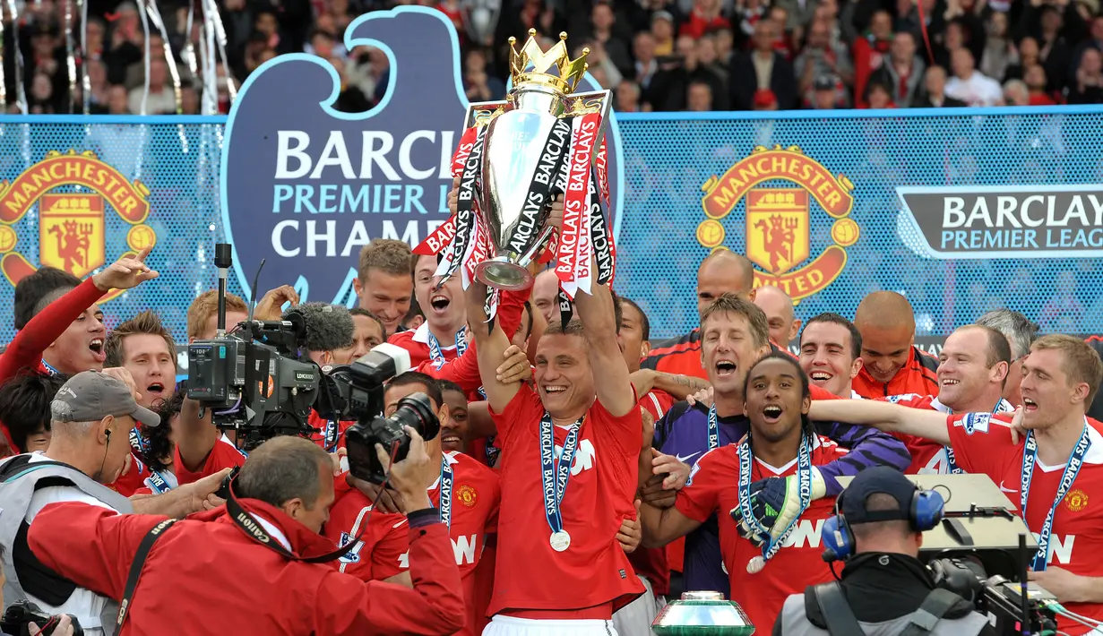 Nemanja Vidic (tengah) sering desebut 'batu di lini belakang Manchester United' karena penampilan solidnya. Vidic mengambil alih ban kapten pada 2011 setelah kepergian Gary Neville. Bek tengah asal Serbia tersebut sukses mempersembahkan dua gelar Liga Inggris dalam tiga musim. (AFP/Paul Ellis)