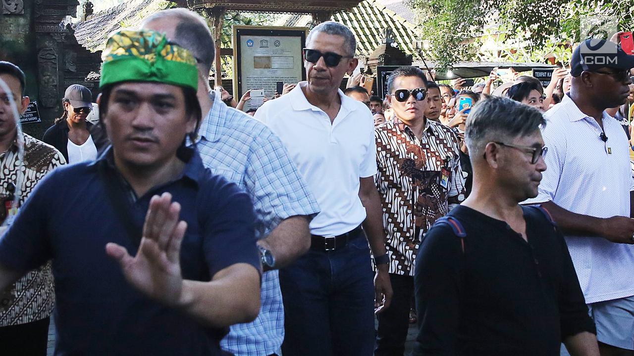 Gaya Obama saat Kunjungi Pura Tirta Empul