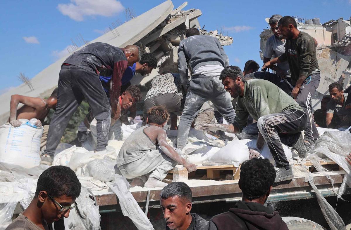 FOTO: Di Tengah Gencatan Senjata, Warga Gaza Berebut Bantuan Bahan Makanan untuk Bertahan Hidup