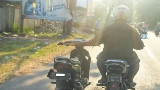 Cara unik membawa dua motor sekaligus (Source: Twitter/txtdarigajelas)