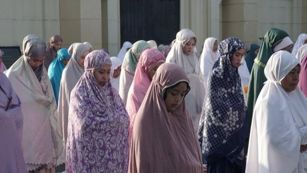 Bahkan selepas pelaksanaan salat, mereka berbaris untuk memberikan ucapan selamat Hari Raya Idulfitri. Ucapan tersebut lantas disambut ungkapan terima kasih dari para jemaah. Foto: merdeka.com / Nanda F. Ibrahim  <br>