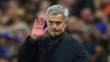 Jose Mourinho menunjukkan gestu seakan ingin berpisah dari Chelsea pada pertandingan melawan FC Porto di Liga Champions (9/12/2015). (Reuters/John Sibley)