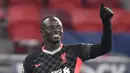 Sadio Mane. Striker Senegal kelahiran 10 April 1992 ini ada di urutan ke-5 dengan mencetak 18 gol untuk 2 klub, Salzburg dan Liverpool. Bersama Liverpool meraih 1 trofi Liga Champions yaitu pada musim 2018/19. Saat ini masih aktif bermain membela Liverpool. (AFP/Attila Kisbenedek)