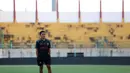 <p>Pelatih caretaker Madura United, Rakhmat Basuki saat memimpin timnya berlatih dalam sesi official training di Stadion Gelora Bangkalan, Madura, Kamis (30/5/2024) jelang laga leg kedua final Championship Series BRI Liga 1 2023/2024 menghadapi Persib Bandung, Jumat, 31 Mei 2024. (Bola.com/Bagaskara Lazuardi)</p>