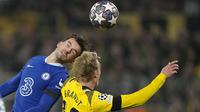 Pemain Borussia Dortmund, Julian Brandt (kanan) berduel udara dengan pemain Chelsea, Ben Chilwell dalam laga leg pertama babak 16 besar Liga Champions 2022/2023 di Signal Iduna Park, Dortmund, Kamis (16/2/2023) dini hari WIB. (AP Photo/Martin Meissner)