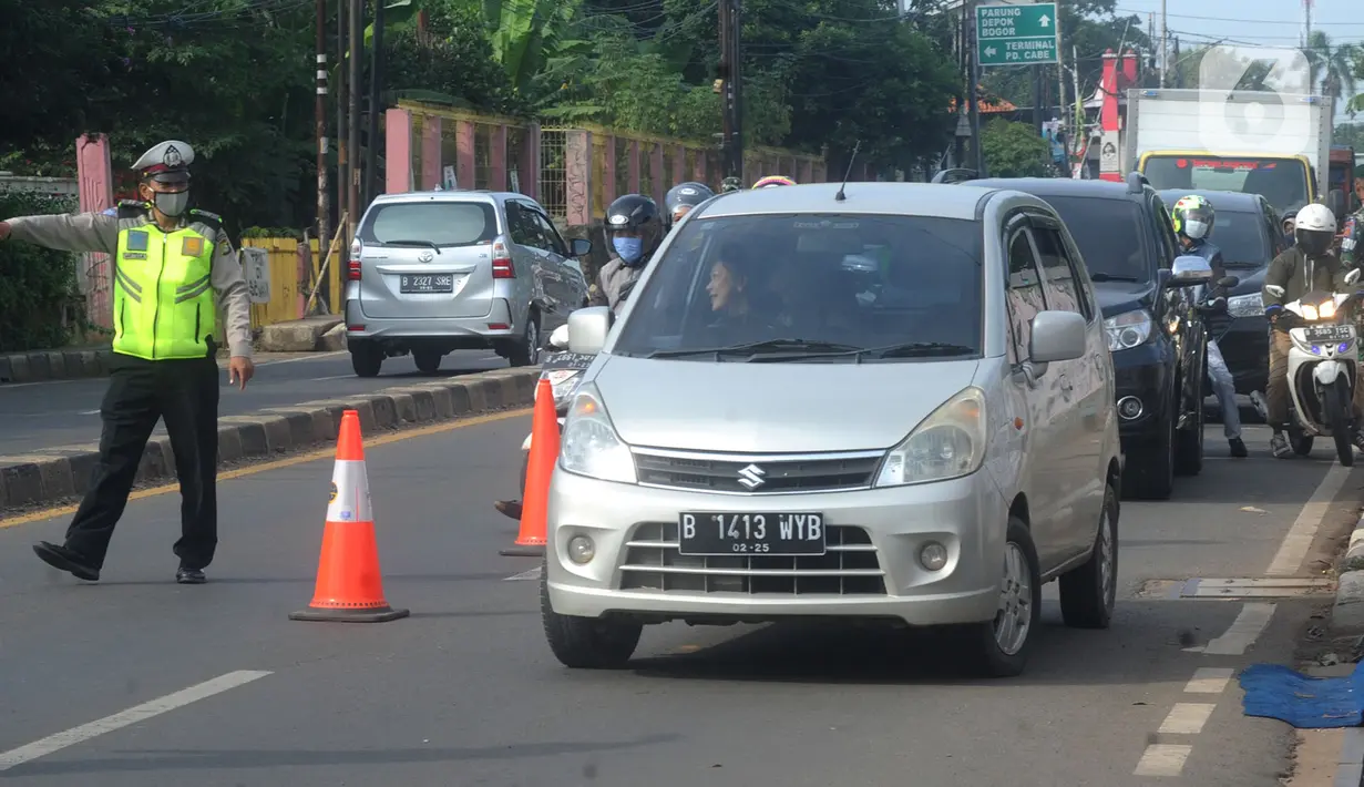 Petugas Kepolisian memberhentikan pengemudi mobil saat penerapan Pembatasan Sosial Berskala Besar (PSBB) pada check point di Jalan RE Martadinata, perbatasan dengan wilayah Bogor, Tangerang Selatan, Sabtu (18/4/2020). Tangerang Raya melakukan  PSBB hingga 3 Mei 2020. (merdeka.com/Arie Basuki)