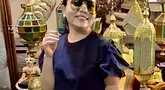 Tampak Mayangsari sedang berjalan menuju kota Solo.  Lebih tepatnya di pasar antik Triwindu, Mayangsari tampil klasik namun tetap elegan.  (Liputan6.com/IG/@mayangsari.official)
