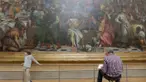 Pengunjung melukis di depan lukisan Les Noces de Cana karya Paolo Caliari yang terdapat di Museum Louvre, Paris, (29/6/2016). (Bola.com/Vitalis Yogi Trisna)