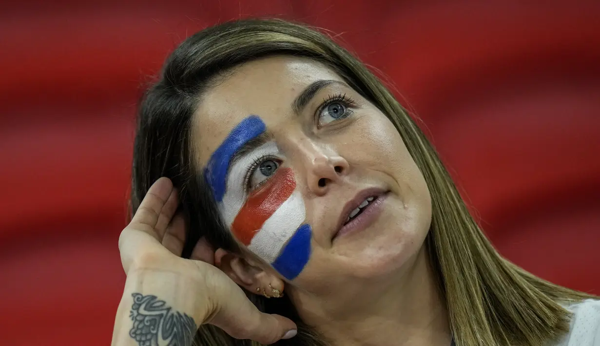 Seorang suporter wanita Kosta Rika dengan wajah dicat bersorak sebelum pertandingan grup E Piala Dunia 2022 Qatar di Stadion Al Thumama di Doha, Qatar, Rabu 23 November 2022. Para suporter cantik Kosta Rika mencuri perhatian dan menambah semarak pertandingan dengan atribut yang dikenakannya. (AP Photo/Pavel Golovkin)