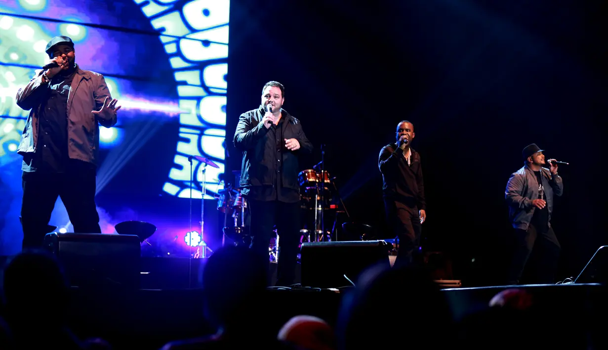 Aksi All 4 One di in Between Days Festival (Foto: Wimbarsana/Bintang.com)