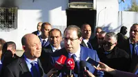 Perdana Menteri Tunisia Youssef Chahed saat mengunjungi salah satu area yang terdampak (10/1/2018). (AP Photo/Hatem Ben Amor)