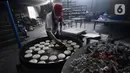Pekerja menyelesaikan pembuatan kue bulan di Industri Rumahan Kue Bulan Putri Lauw, Pondok Sentul, Ciater, Tangerang Selatan, Selasa (10/11/2020). Pada masa pandemi sekarang, produksi kue tradisional khas Tionghoa tersebut menurun sesuai pesanan pembeli. (merdeka.com/Dwi Narwoko)