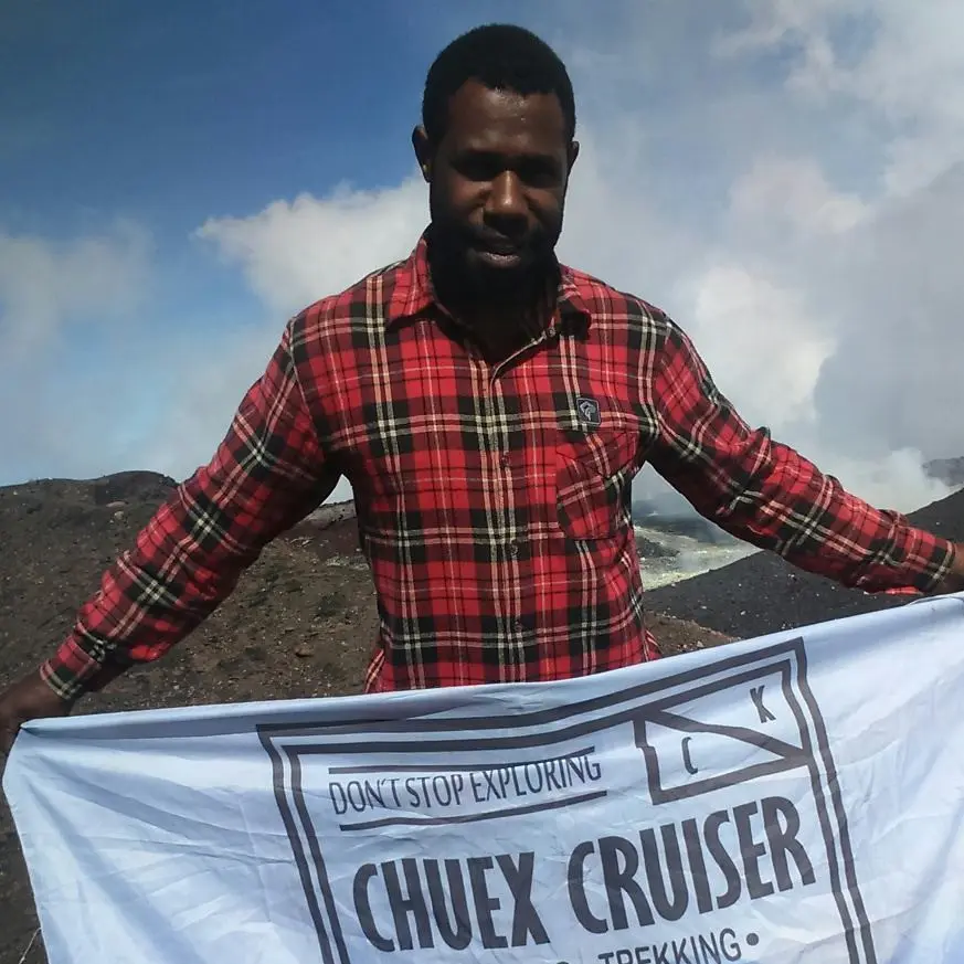 Yeki Kogoya, pria asal Papua yang menggendong pendaki di Gunung Slamet. (Sumber Foto: Instagram.com/@chuex_cruiser)