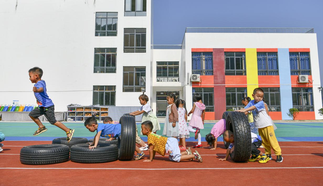 Anak-anak bermain di taman kanak-kanak lokasi relokasi wilayah Sansui, Provinsi Guizhou, China, 31 Agustus 2020. Guizhou telah merelokasi 1,88 juta orang sebagai upaya pengentasan kemiskinan dalam periode Rencana Lima Tahunan ke-13 (2016-2020). (Xinhua/Yang Wenbin)