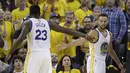 Pemain Warriors, Draymond Green (23) dan Stephen Curry (30) bersalaman saat gim kelima Final NBA 2017 melawan Cleveland di  Oracle Arena, Oakland, (12/6/2017). Warriors menang 129-120. (AP/Marcio Jose Sanchez)