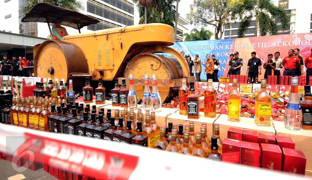 Ribuan botol minuman keras siap dimusnahkan Ditjen Bea Cukai Jakarta di Kantor Wilayah Bea Cukai Jakarta, Selasa (6/10/2015). Ditjen Bea Cukai berhasil mengamankan 12.967 botol miras dan dua juta batang rokok illegal. (Liputan6.com/Helmi Fithriansyah)