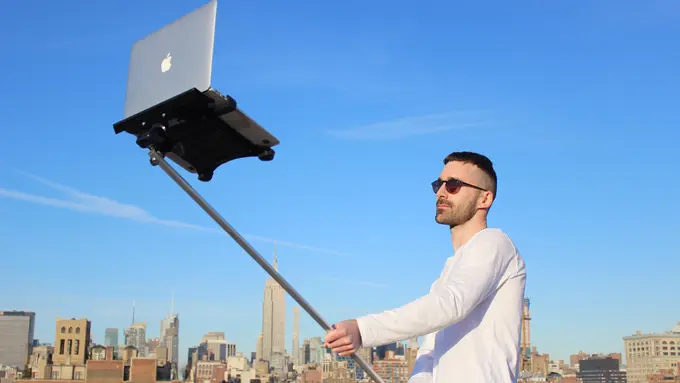 Tren: Permudah Selfie Pakai Laptop, Kini Macbook Ada Tongsisnya!