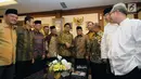 Ketum Partai Golkar, Airlangga Hartarto (keenam kiri) menyalami Ketum PBNU, Said Aqil Siradj jelang melakukan pertemuan di Jakarta, Jumat (8/6). Airlangga menyampaikan acara ini bertujuan untuk meningkatkan silaturahmi. (Liputan6.com/Helmi Fithriansyah)