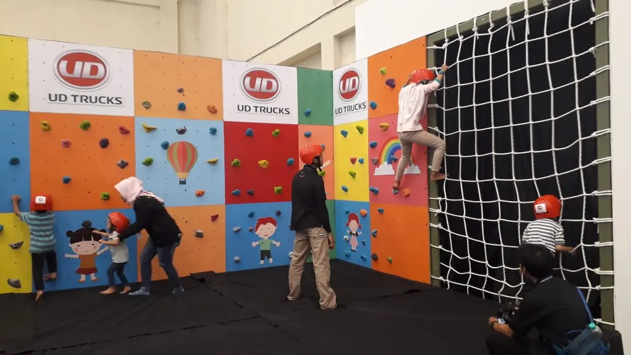 Wall climbing di booth UD Trucks