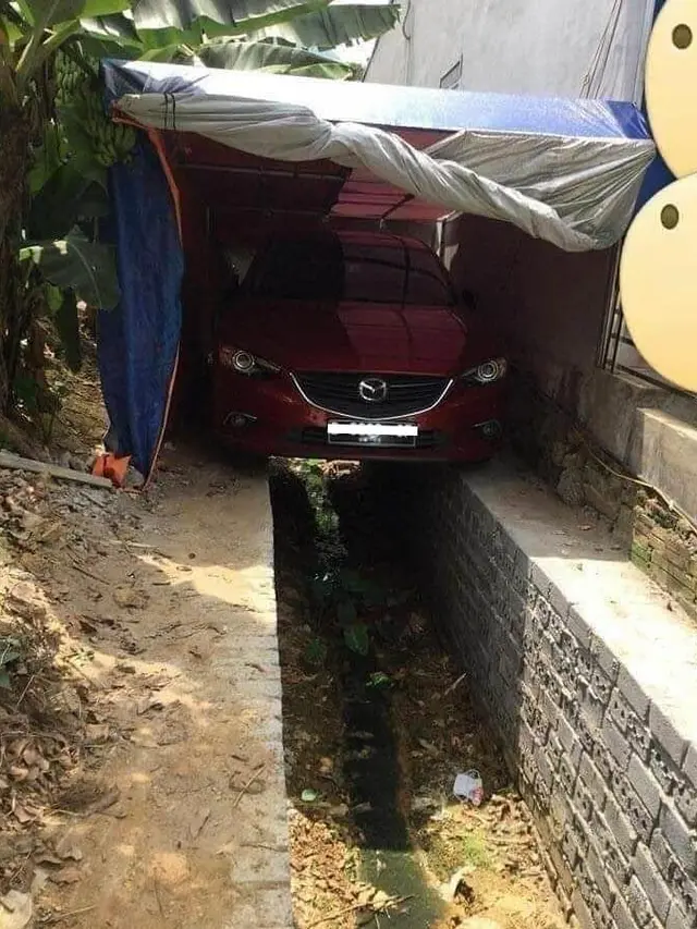 6 Garasi Rumah Terlalu Sempit Buat Mobil Ini Kelewat Nyeleneh, Kocak