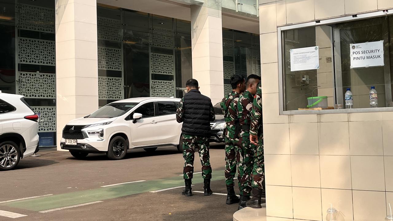 Kantor BGN Dijaga Ketat TNI, Sedang Digeledah Kejagung?