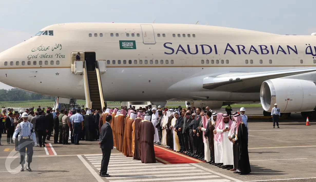 Suasana keberangkatan Raja Arab Saudi Salman bin Abdulaziz al Saud bertolak ke Brunei di Bandara Halim Perdanakusuma, Jakarta, Sabtu (4/3). Raja Salman akan mengunjungi Brunei selama setengah hari untuk kunjungan kenegaraan. (Liputan6.com/Angga Yuniar)