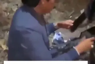 Momen Pendakwah Anwar Zahid Duduk di Pinggir Jalan Usai Kecelakaan (Instagram @halojatimku)