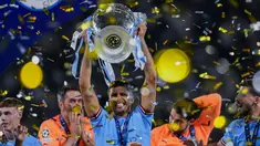Pemain Manchester City Rodrigo merayakan dengan trofi setelah memenangkan pertandingan sepak bola final Liga Champions antara Manchester City dan Inter Milan di Stadion Olimpiade Ataturk, Istanbul, Turki, Minggu (11/6/2023). Manchester City menang 1-0. (AP Photo/Manu Fernandez)