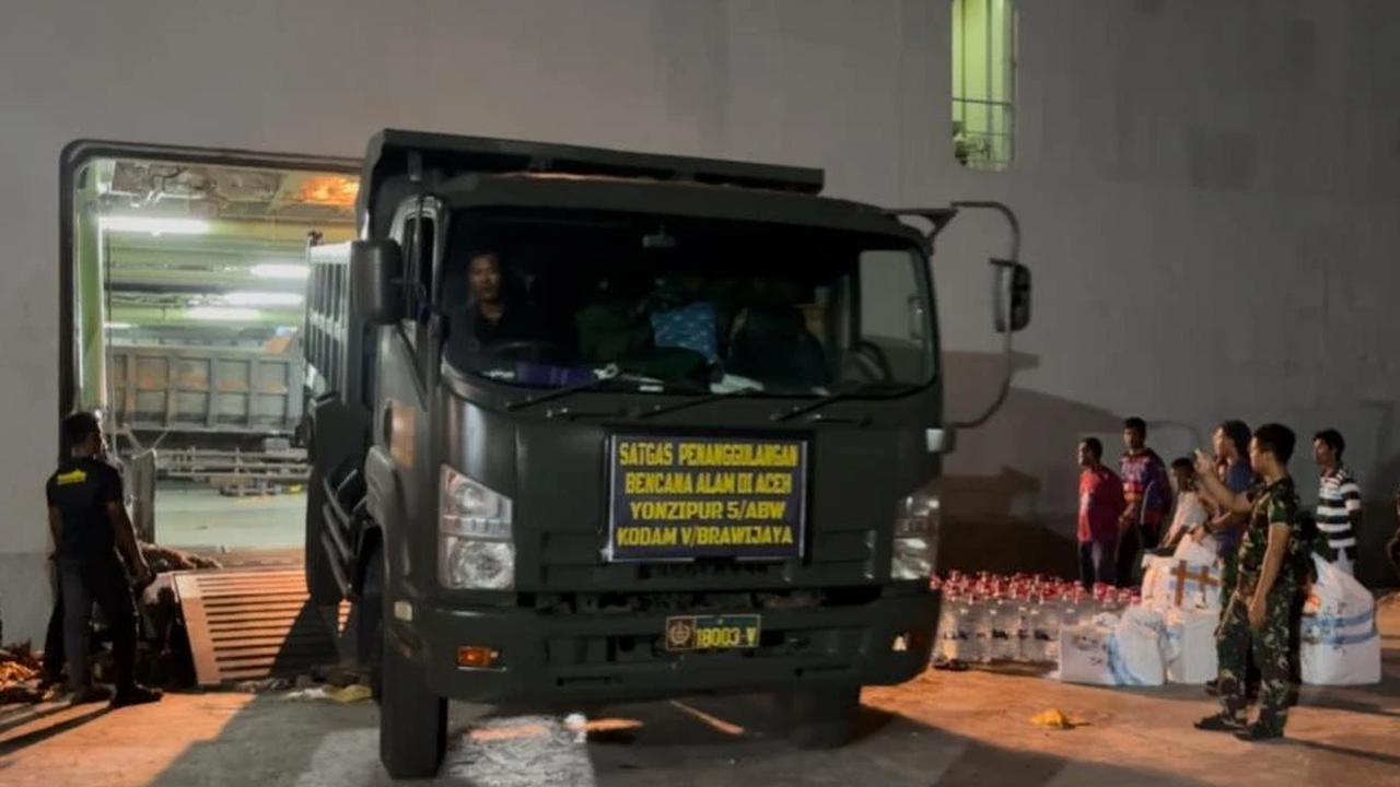 FOTO: KRI Banda Aceh Laksanakan Debarkasi Bantuan Alat Berat di Lhokseumawe