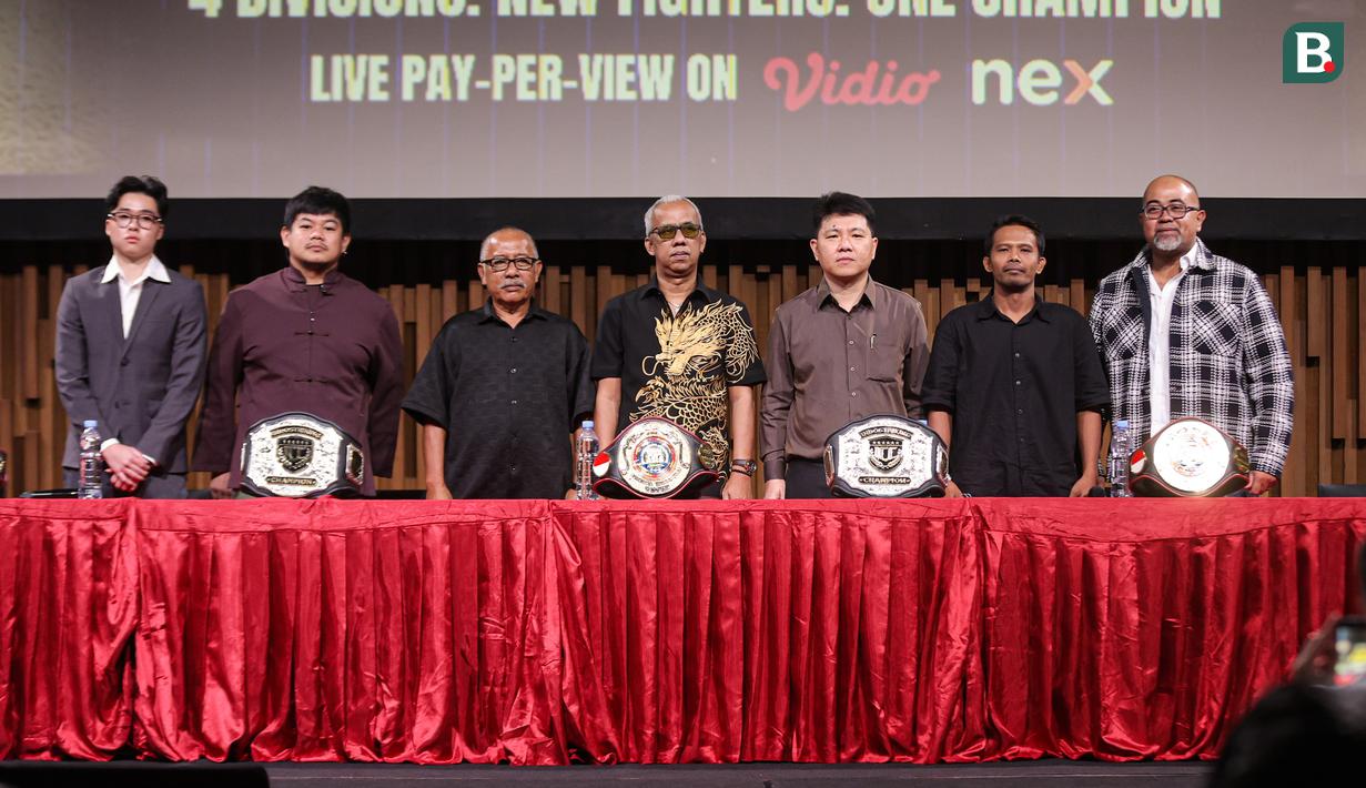 Head of Sports Business Emtek Group sekaligus CEO Nex, Hendy Lim (kelima kiri) bersama Ketua Interdisciplinary Combat Council (ICC), Suwardi (keenam kiri) foto bersama dalam usai memberikan keterangan terkait Nex Road To Champion di SCTV Tower, Selasa (7/4/2026). Indonesia kembali menghadirkan terobosan baru di dunia combat sport melalui NEX Road to Champion.