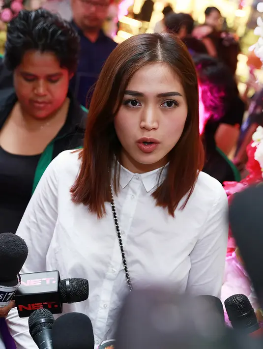 Tak lagi terlihat memakai cincin pernikahan, dengan entengnya Jessica mengaku sudah menjual simbol janji sucinya bersama Ludwig. (Bintang.com)