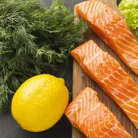 Salmon mengandung kaya omega-3 yang bisa meningkatkan kadar kolesterol baik dalam tubuh. (Foto: Freepik/freepik)