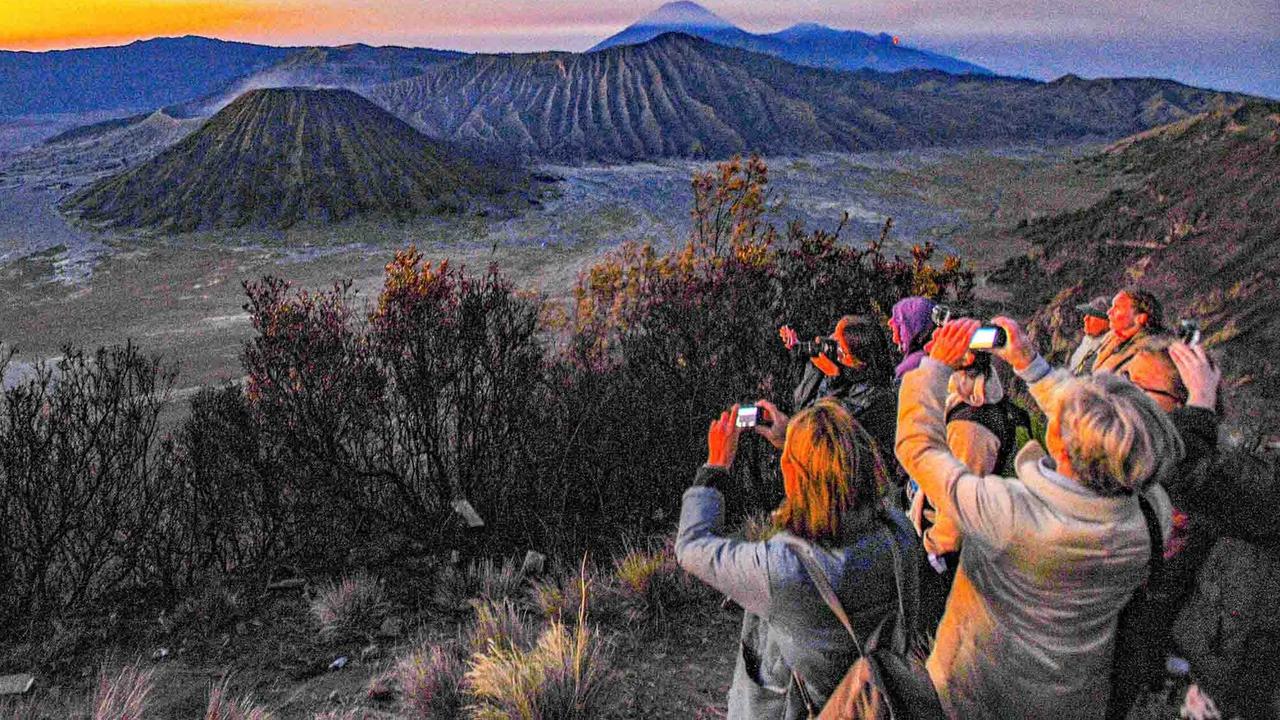 FOTO: Kilau Emas Matahari Pagi di Bromo yang Tak Pernah Kehilangan Pesona