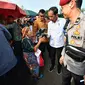 Presiden Joko Widodo saat menyapa masyarakat di Pasar Sentral Kota Bumi, Lampung Utara, Lampung.  Foto : (Istimewa).