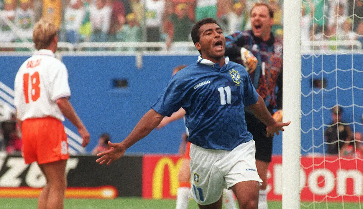 Selebrasi striker Timnas Brasil, Romario setelah mencetak gol ke gawang Belanda pada laga perempatfinal Piala Dunia 1994 di Dallas (9/7/1994). Setelah membela PSV Eindhoven selama 5 musim, striker Brasil Romario hijrah ke Barcelona pada awal musim 1993/1994. Ia langsung tampil tajam di musim pertamanya dan menjadi top skor Liga Spanyol dengan mencetak total 30 gol dan 8 assist dari 33 laga. (AFP/Bob Daemmrich)