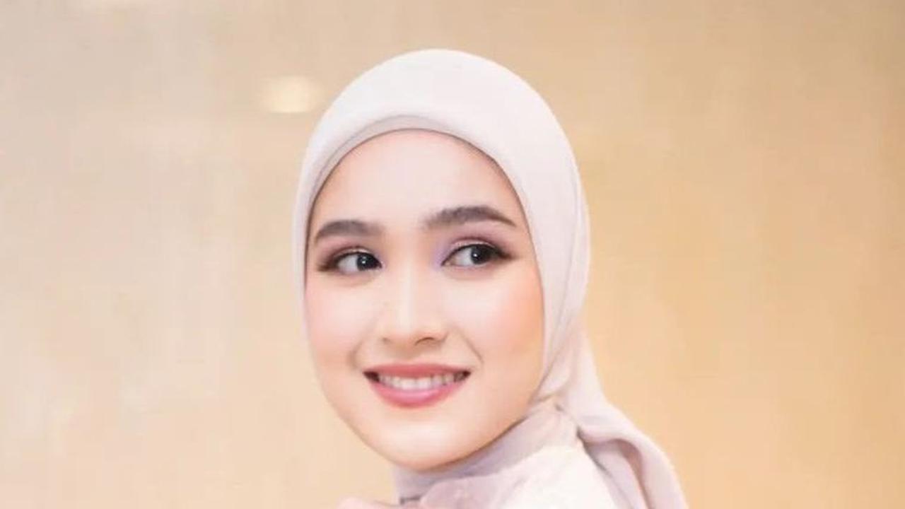 Cut Syifa mengenakan kebaya modern berwarna baby pink yang merupakan karya dari Dimas Singgih, dengan tambahan bawahan kain songket yang serasi.