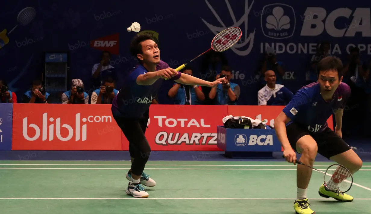 Hendra Setiawan/M.Ahsan tampil gemilang saat menundukan lawannya pada laga Indonesia Open 2016 di Istrora Senayan, Jakarta, Rabu (1/6/2016). (Bola.com/Nicklas Hanoatubun)